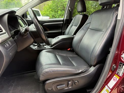 Used 2017 Toyota Highlander XLE AWD/4WD image 19