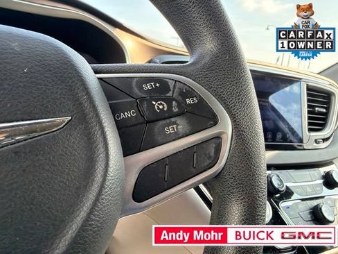 Used 2017 Chrysler Pacifica Touring FWD image 29
