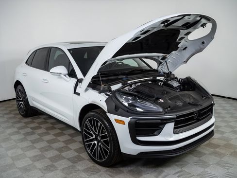 Certified 2025 Porsche Macan image 34
