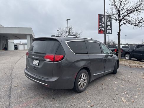 Used 2020 Chrysler Pacifica Touring-L image 7