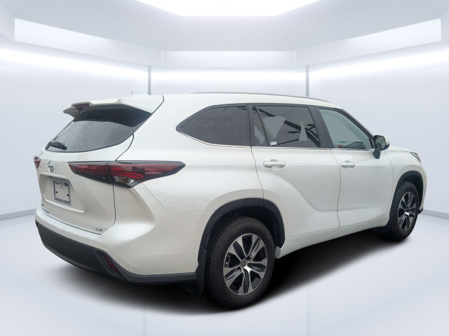 Used 2024 Toyota Highlander XLE FWD image 3
