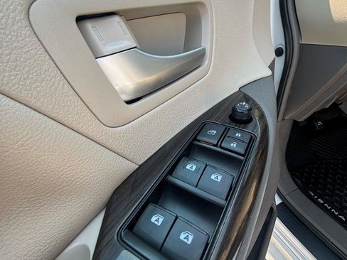 Used 2019 Toyota Sienna AWD image 12