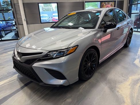 Used 2020 Toyota Camry SE FWD image 3