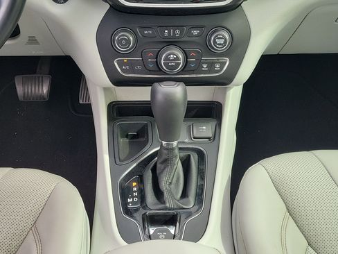 Used 2020 Jeep Cherokee Limited image 18