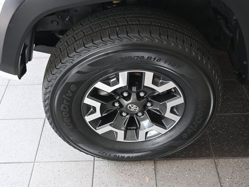 Certified 2017 Toyota Tacoma TRD Off-Road image 17