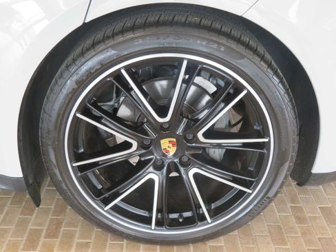 Used 2018 Porsche Panamera 4S image 8