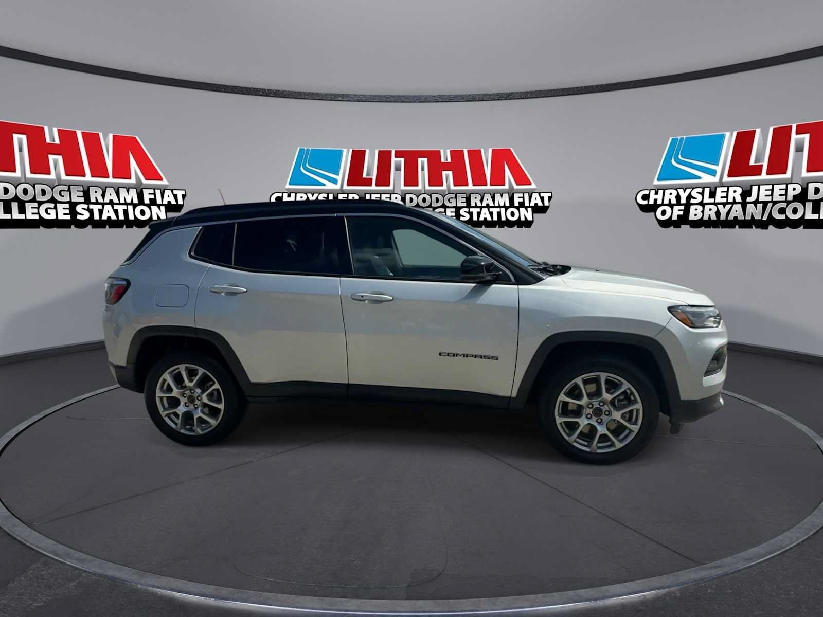 Used 2025 Jeep Compass Limited AWD/4WD image 9