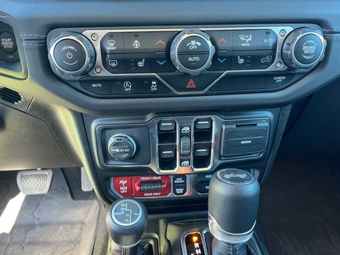 Used 2025 Jeep Wrangler Unlimited Rubicon w/ Technology Group image 31