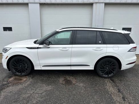 Used 2022 Lincoln Aviator Reserve w/ Equipment Group 201A AWD/4WD image 3