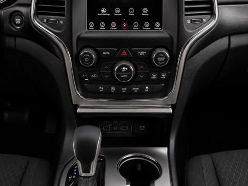 Used 2018 Jeep Grand Cherokee Laredo AWD/4WD image 28