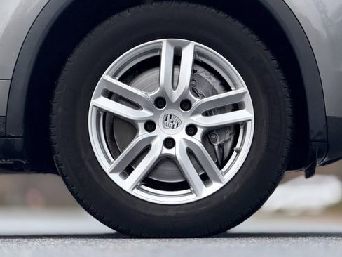 Used 2018 Porsche Cayenne Platinum Edition image 22