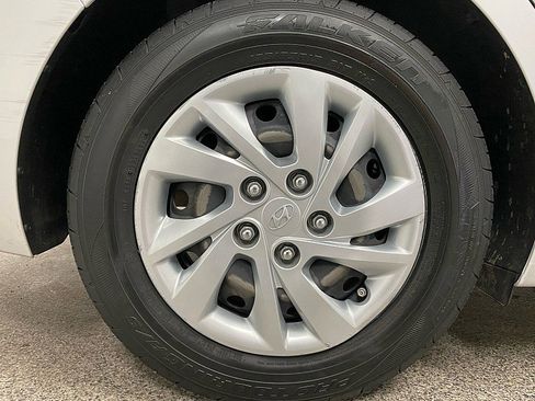 Used 2019 Hyundai Elantra SE image 25