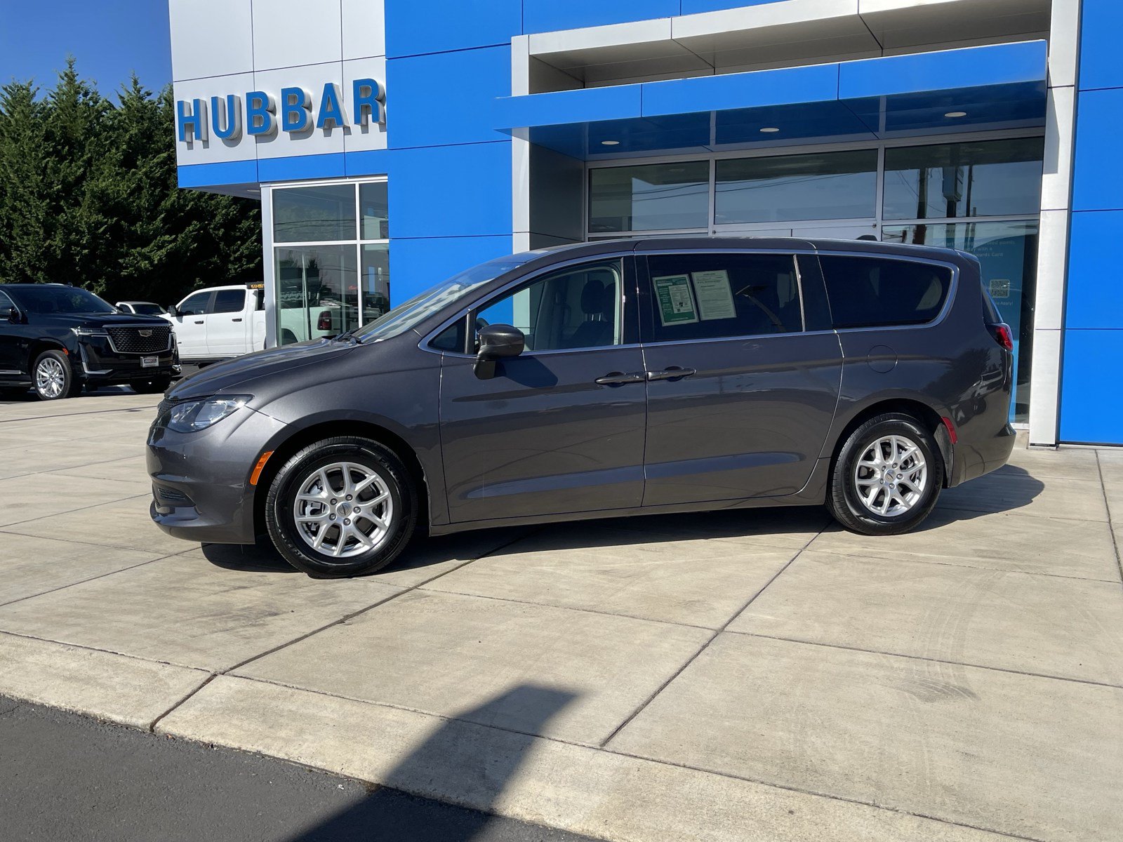 Used 2022 Chrysler Voyager LX FWD image 2