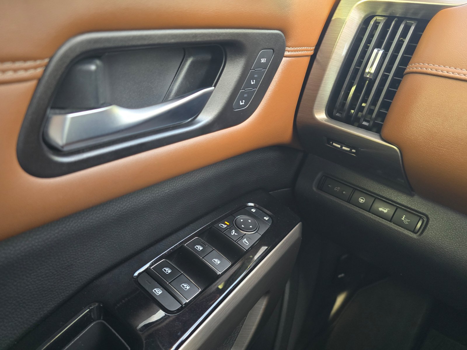 Used 2022 Nissan Pathfinder Platinum AWD/4WD image 23