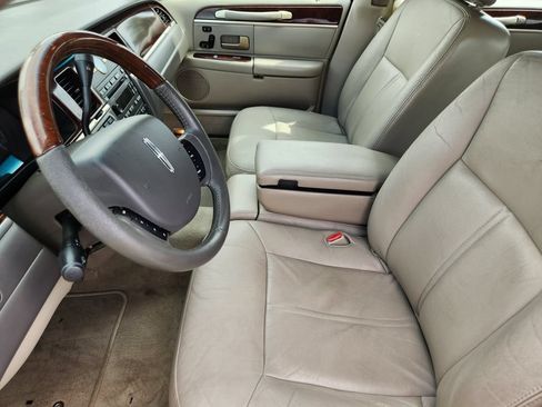 Used 2006 Lincoln Town Car Signature Limited RWD image 15