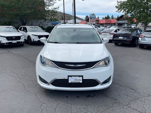 Used 2018 Chrysler Pacifica Touring-L FWD image 8