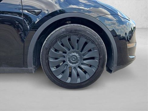 Used 2024 Tesla Model Y AWD image 21