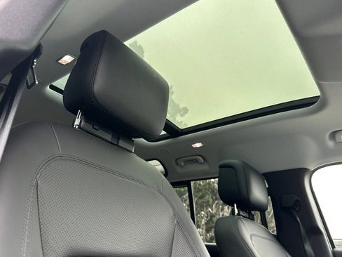 Used 2025 Land Rover Defender 110 S image 25