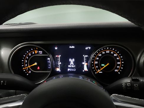 Certified 2018 Jeep Wrangler Unlimited Sahara AWD/4WD image 17