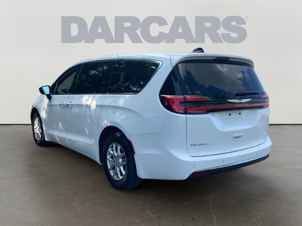 Used 2025 Chrysler Pacifica Select FWD image 6
