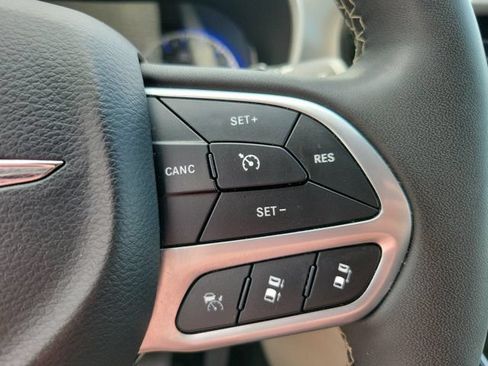 Used 2024 Chrysler Pacifica Touring-L FWD image 29