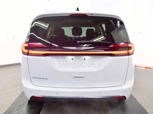 Used 2023 Chrysler Pacifica Touring-L FWD image 6