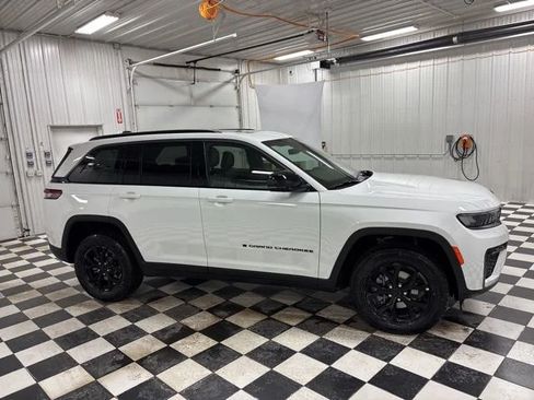 Used 2026 Jeep Grand Cherokee Altitude AWD/4WD image 3