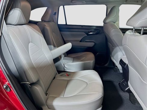 Used 2023 Toyota Highlander XLE image 26
