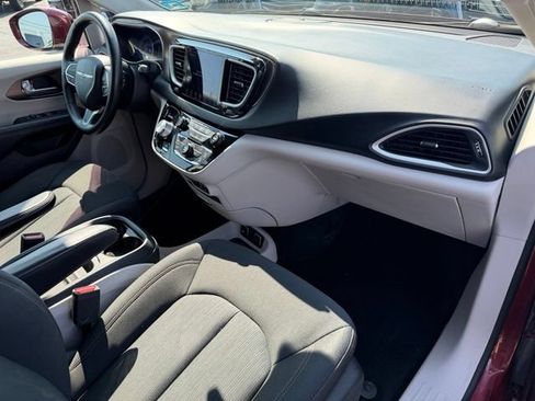 Used 2019 Chrysler Pacifica Touring Plus w/ Advanced Safetytec Group FWD image 16