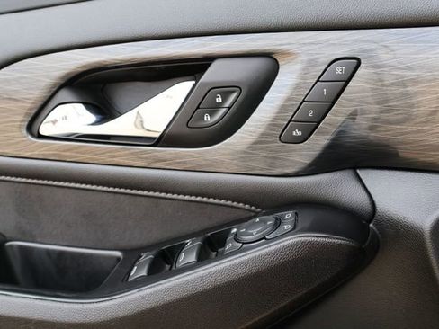 Used 2023 Chevrolet Traverse High Country image 24