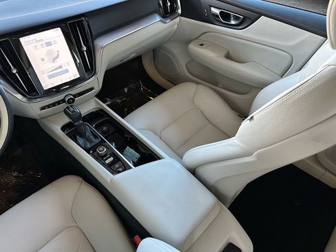 Used 2020 Volvo S60 T5 Momentum image 22