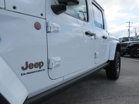 New 2025 Jeep Gladiator Mojave image 16