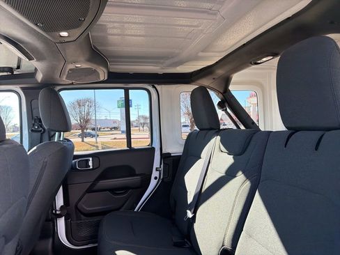 Used 2025 Jeep Wrangler Sahara image 15