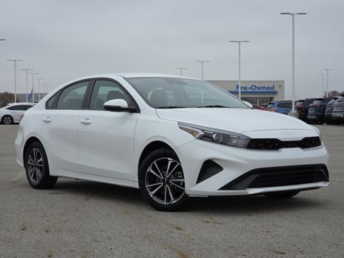 Used 2023 Kia Forte LXS w/ LXS Technology Package image 2