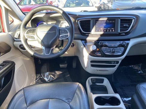 Used 2020 Chrysler Voyager L image 10