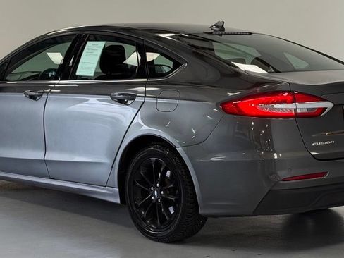Used 2019 Ford Fusion SE FWD image 4