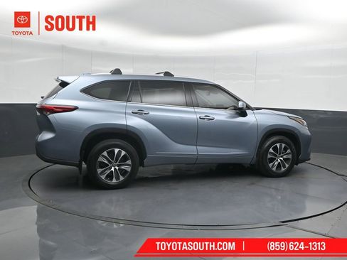 Used 2022 Toyota Highlander XLE AWD/4WD image 3