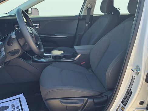Certified 2025 Kia K4 image 12