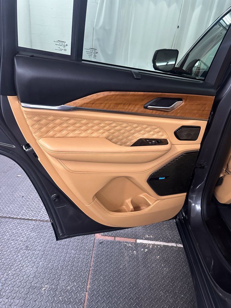 Used 2023 Jeep Grand Cherokee Summit AWD/4WD image 27