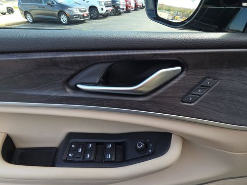 Used 2022 Jeep Grand Cherokee L Limited w/ Black Appearance Package image 13