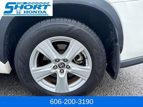Used 2021 Toyota Highlander LE AWD/4WD image 10