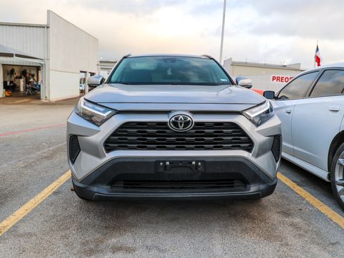 Used 2022 Toyota RAV4 XLE w/ Convenience Package FWD image 4
