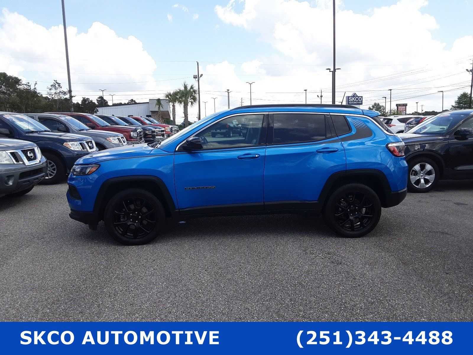 Used 2022 Jeep Compass Latitude w/ Mopar Graphics Package AWD/4WD image 2