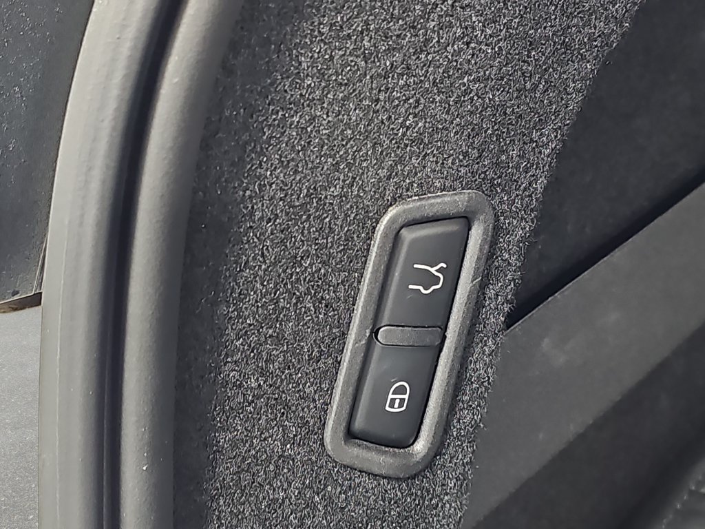 Used 2020 Maserati Levante AWD/4WD image 16