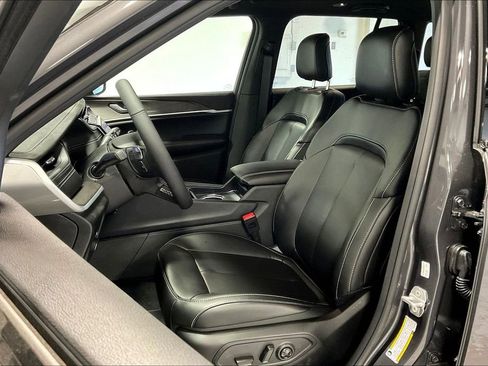 New 2025 Jeep Grand Cherokee Limited w/ Black Appearance Package image 32