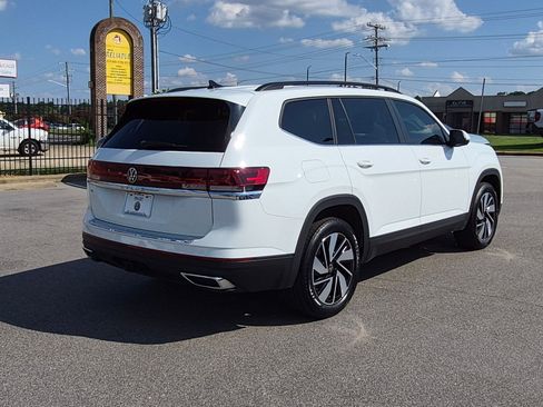 Used 2024 Volkswagen Atlas SE w/ Panoramic Sunroof Package FWD image 3