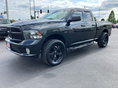 Used 2018 RAM 1500 Express w/ Black Ram 1500 Express Group AWD/4WD image 2