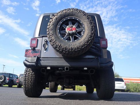 Used 2017 Jeep Wrangler Unlimited Rubicon w/ Cold Weather Group AWD/4WD image 14