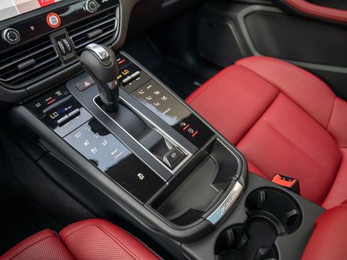 Certified 2026 Porsche Macan AWD/4WD image 20