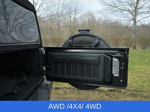 Used 2018 Jeep Wrangler Unlimited Sahara AWD/4WD image 11